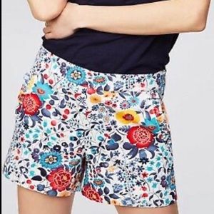 LOFT Bold Floral Shorts w/ Ruffle Front Pocket - 6